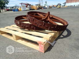 2 X VINTAGE METAL TRACTOR WHEELS - picture1' - Click to enlarge