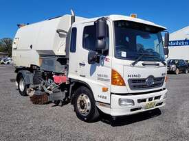 Hino FE-1426 Sweeper - picture0' - Click to enlarge