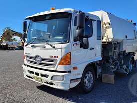 Hino FE-1426 Sweeper - picture1' - Click to enlarge