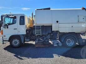 Hino FE-1426 Sweeper - picture2' - Click to enlarge