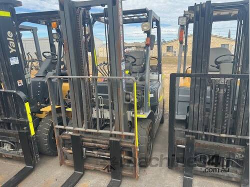 Nissan P1FA2 LPG Forklift