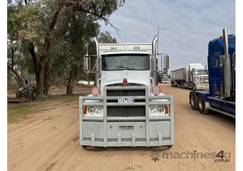 caption 2005 Kenworth T404 Livestock Transporter