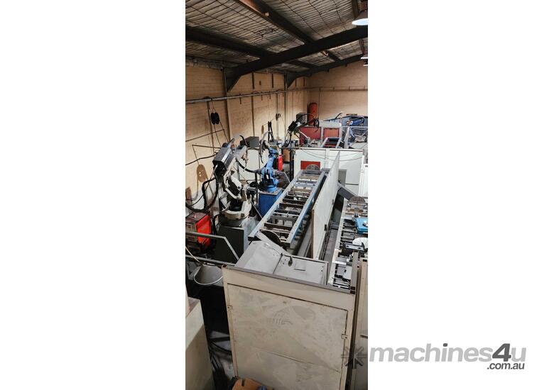 Motoman MRC Dual Robotic welding cell with 2x Fronius TPS 450