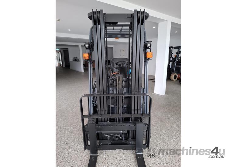 caption Wollongong Forklift: 2017 Toyota 1.8T, Electric, 3-Stage Container Mast, 4.3m Lift!
