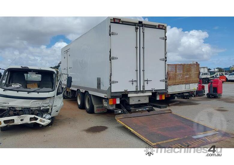 caption Isuzu FVL1400