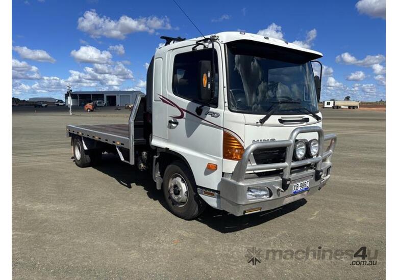 caption 2006 HINO FD TRUCK