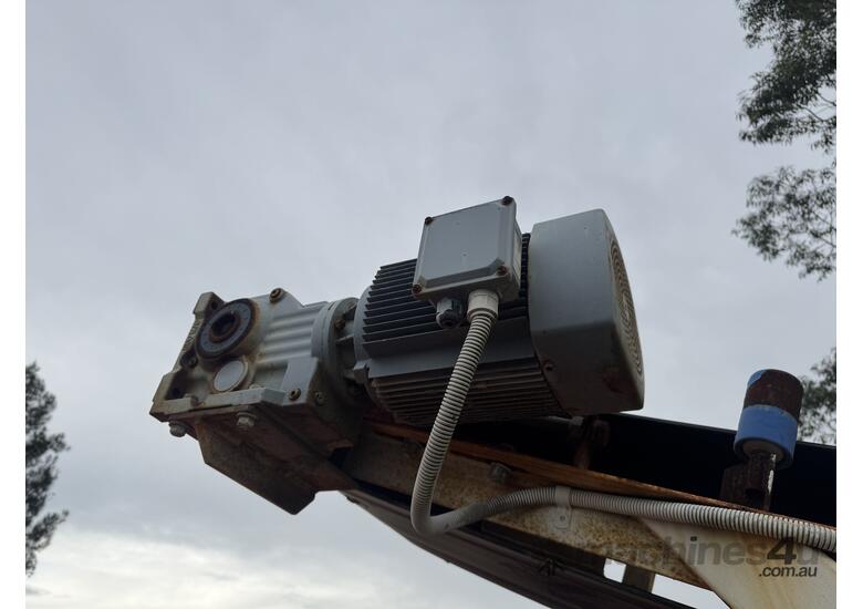 caption Feed Hopper and Conveyor
