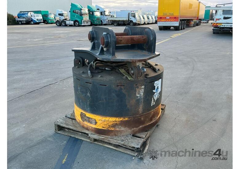 caption GRYB Hydraulic Magnet Attachment