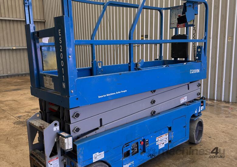 2018 Genie GS2032 Narrow Electric Scissor Lift image 2
