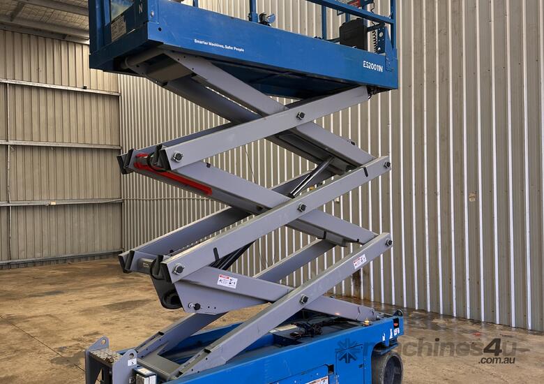 2018 Genie GS2032 Narrow Electric Scissor Lift image 3