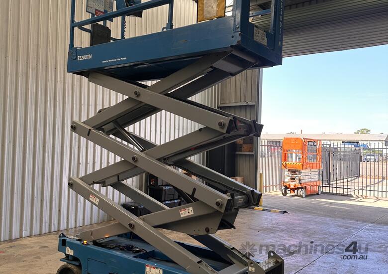 2018 Genie GS2032 Narrow Electric Scissor Lift image 4
