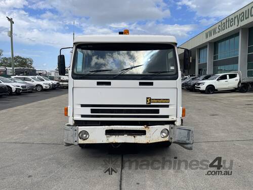 1996 International Acco  2350G 6x4 Beavertail