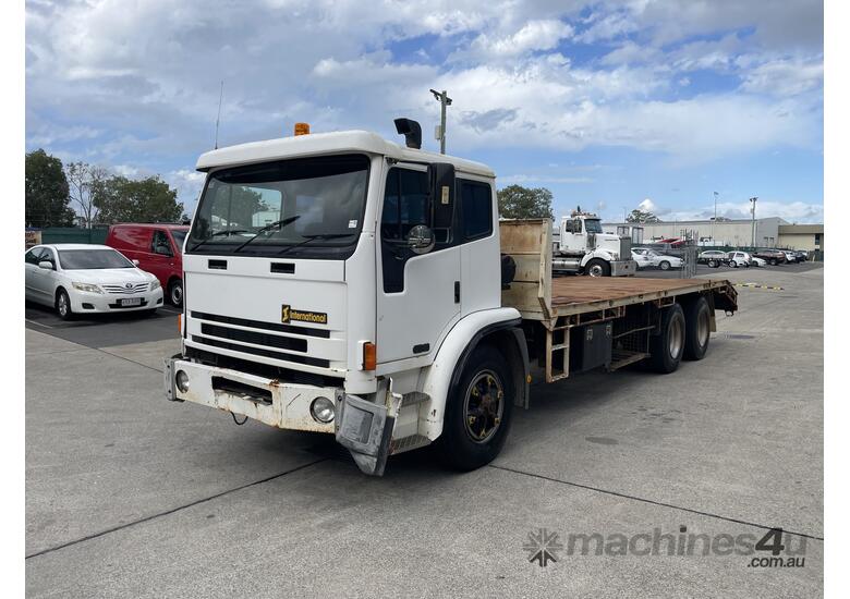 1996 International Acco  2350G 6x4 Beavertail