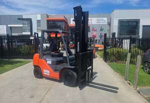 Toyota Forklift 2.5T with Tyne Positioners 2020 Model Low Hours (Unit#: U981)