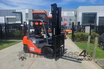 Toyota Forklift 2.5T with Tyne Positioners 2020 Model Low Hours (Unit#: U981)