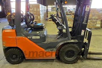 Toyota 2012   FORKLIFT 32-8FG25