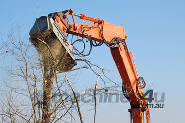 Mulcher with fixed teeth rotor for excavators having a weight between 18 and 25 t.