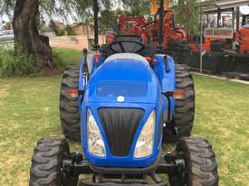 New Holland Boomer 30 FWA/4WD Tractor - picture0' - Click to enlarge