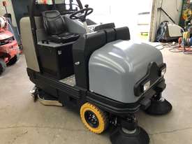 Used Fiorentini I115 Sweeper/ scrubber - picture0' - Click to enlarge