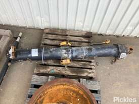 1x D11 Lift Cylinder (Unknown Working Condition) - picture1' - Click to enlarge