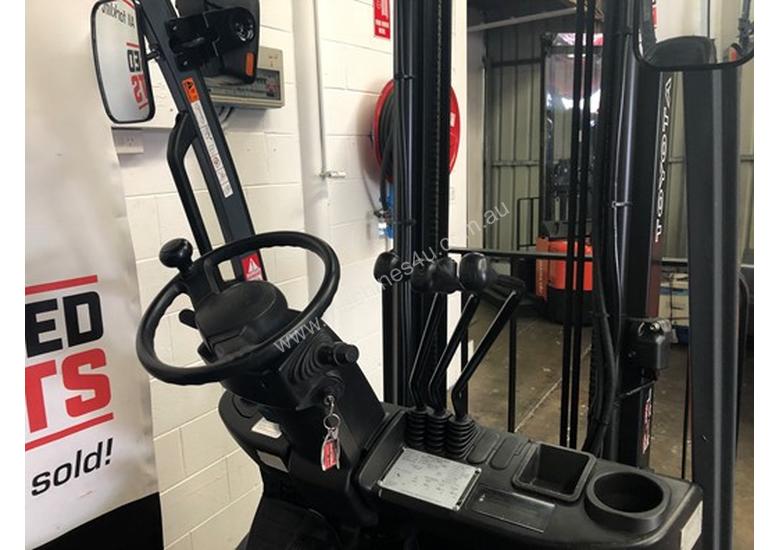 caption TOYOTA FORKLIFTS 32-8FG18