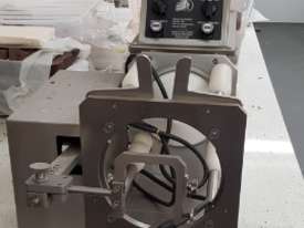 Fondant /  Cream Extruder  - picture1' - Click to enlarge
