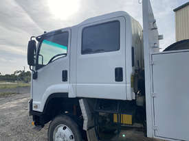 2010 Isuzu Dual Cab Service Truck - picture1' - Click to enlarge