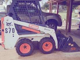 S70 Bobcat / 2 buckets/spreader bar/ road registered trailer/spare parts - picture0' - Click to enlarge