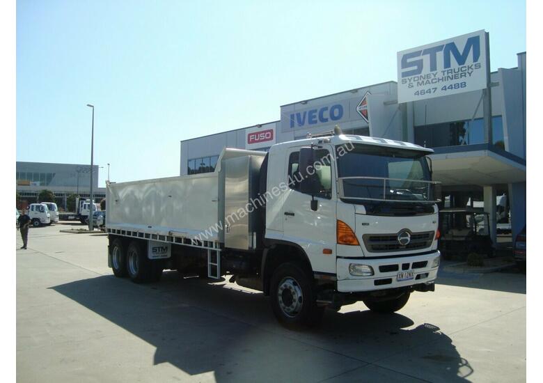 caption 2009 HINO FM1J FM TIPPER