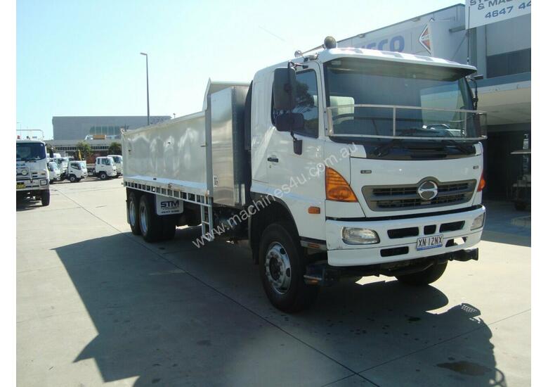 caption 2009 HINO FM1J FM TIPPER