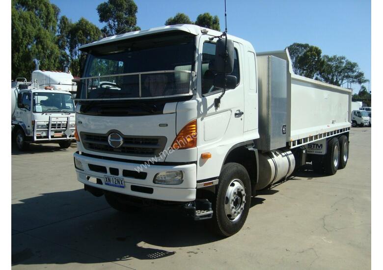 caption 2009 HINO FM1J FM TIPPER
