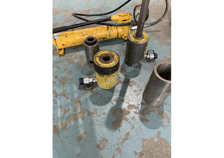 caption Enerpac Hydraulic Master Puller Set with Hand Pump, 36 Ton, BHP3751G