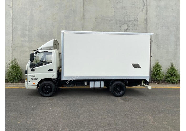 caption Foton 3.8 ISF Pantech Truck