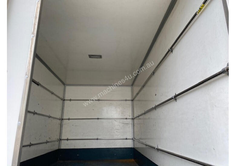 caption Foton 3.8 ISF Pantech Truck