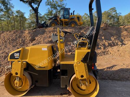 CAT CB224E 2.7T Double Smooth Drum Compactor Roller