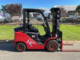 Forklift Powerlift 2.5 Tonne 4700mm lift container mast - picture2' - Click to enlarge