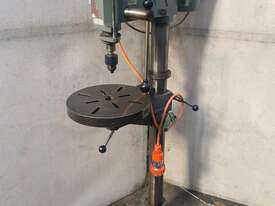 Parken 226-B8 Pedestal Drill 3mt, 16 speed. - picture0' - Click to enlarge