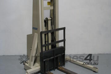 Crown 20MT130A Electric Walkie Stacker FORKLIFT - 1000kg Capacity 3300mm High Crown 20MT130A Electric Walkie Stacker FORKLIFT - 1000kg Capacity 3300mm High