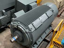 560 kw 750 hp 4-pole 1480 rpm 3300v 3.3kv 400 frame AC Electric Motor SIEMENS Model 1LA1 404-4HD00-Z - picture0' - Click to enlarge