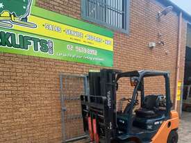 Container Mast Current Model Toyota Forklift - picture2' - Click to enlarge