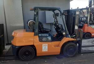 ACTIVE FORKLIFTS - Toyota 4 ton container entry forklift for sale-4.3m mast 1.8m long tynes