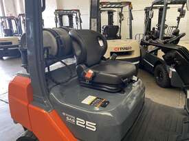  TOYOTA 2018 BUILD 8FG25 DELUXE MODEL 8 SERIES 2.5 TON 2500 KG CAPACITY LPG GAS FORKLIFT 4500 MM 2 S - picture2' - Click to enlarge