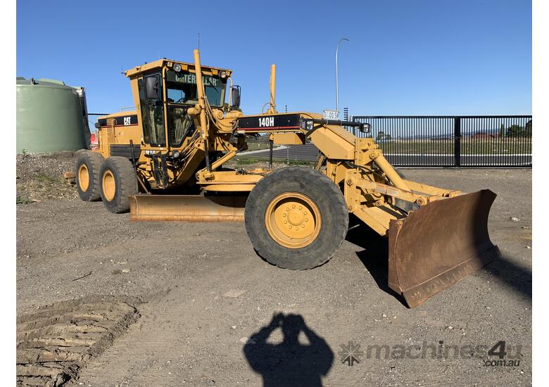 caption 2003 Caterpillar 140H VHP Plus Grader