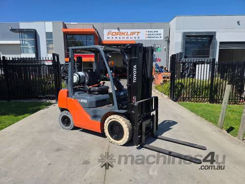 Toyota Forklift 2.5T Container Mast Low Hours (Unit#: U968)