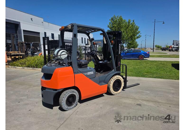 Toyota Forklift 2.5T Container Mast Low Hours (Unit#: U968)