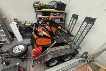 Tight access pick and carry tracked crane
