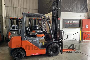 TOYOTA 8FG25 # 64733 DELUXE MODEL 2.5 TON 2500 KG CAPACITY LPG/GAS FORKLIFT 4.5 M 2 STAGE MAST