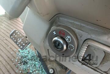 John Deere   6125M Tractor