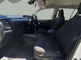 2019 Toyota Hilux Workmate Petrol - picture2' - Click to enlarge