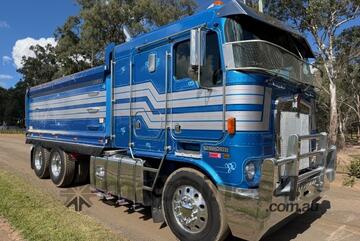 2005 Kenworth K104 tipper, Cummins 550hp, low kms on crate motor, auto